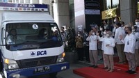 Wakil Presiden Direktur BCA Armand W. Hartono secara simbolis menerima peluncuran mobil kas dalam kegiatan kolaborasi perbankan dan Bank Indonesia dalam pelayanan penukaran uang untuk Idul Fitri, Senin (04/04).