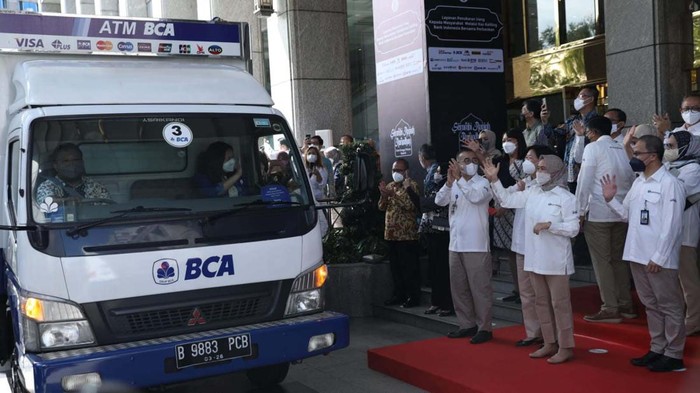 BCA Luncurkan Mobil Kas untuk Penukanan Uang BCA turut berpartisipasi dalam kegiatan Serambi Rupiah Ramadan dengan meluncurkan mobil kas. Mobil ini untuk melayani penukaran uang untuk Idul Fitri.