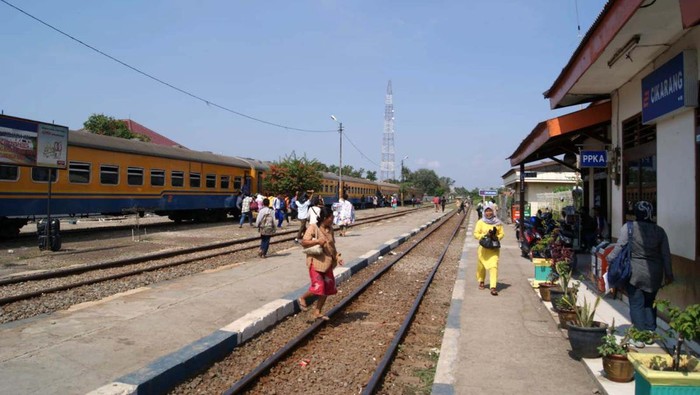 Wajah Stasiun Cikarang berubah total setelah direnovasi. Begini foto Stasiun Cikarang sebelum dan sesudah direnovasi.