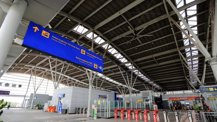 Before After Wajah Stasiun Cikarang yang Bikin Takjub Wajah Stasiun Cikarang berubah total setelah direnovasi. Begini foto Stasiun Cikarang sebelum dan sesudah direnovasi.