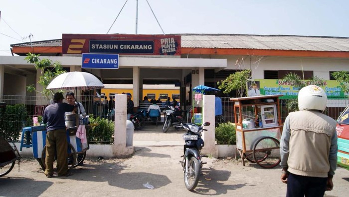 Before After Wajah Stasiun Cikarang yang Bikin Takjub Wajah Stasiun Cikarang berubah total setelah direnovasi. Begini foto Stasiun Cikarang sebelum dan sesudah direnovasi.