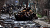 Presiden Ukraina Volodymyr Zelensky bicara soal gambar mayat-mayat sipil berserakan di jalan-jalan Bucha, barat laut ibu kota Kiev, yang muncul usai penarikan pasukan Rusia dari daerah itu. Dia menyebutnya sebagai genosida. REUTERS/ZOHRA BENSEMRA 