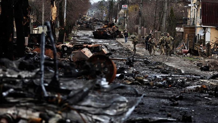 Ukraina tuduh pasukan Rusia melakukan pembantaian di kota Bucha. Diketahui, kota itu kini telah kembali dikuasai pasukan Ukraina. Seperti apa kondisi di sana?