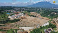 Baik Bendungan Ciawi dan Sukamahi merupakan yang pertama kalinya dibangun di Indonesia. Kedua bendungan ini bukan untuk keperluan irigasi atau air baku, namun untuk meningkatkan kapasitas pengendalian banjir. Konstruksi Bendungan Ciawi mulai dilaksanakan secara bertahap (MYC) sejak Desember 2016 dengan progres fisik selesai 100% pada 2021. Bendungan Ciawi memiliki volume tampung 6.05 juta m3 dan luas genangan 39.40 hektar dengan biaya pembangunan sebesar Rp798,7 miliar.Foto: Dok. Kementerian PUPR