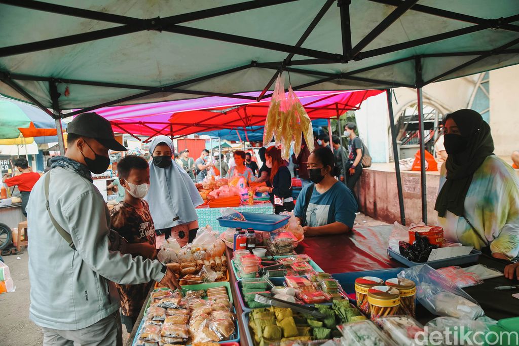 Salah satu kegiatan seru pada bulan Ramadan adalah berburu takjil. Salah satu tempat yang selalu ramai oleh 'pemburu' takjil adalah Pasar Lama Tangerang.