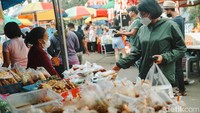 Berbagai jenis makanan khas ramadan dijual di tempat ini.