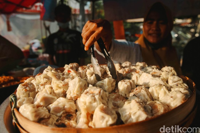 Salah satu kegiatan seru pada bulan Ramadan adalah berburu takjil. Salah satu tempat yang selalu ramai oleh pemburu takjil adalah Pasar Lama Tangerang.