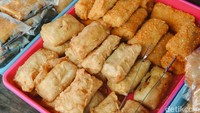 Mulai dari gorengan hingga es buah dapat dijumpai di tempat ini.