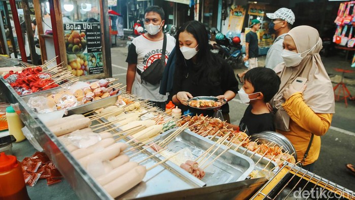 Berburu Takjil di Pasar Lama Tangerang Salah satu kegiatan seru pada bulan Ramadan adalah berburu takjil. Salah satu tempat yang selalu ramai oleh 'pemburu' takjil adalah Pasar Lama Tangerang.