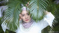 Nyokap gue kan Islam juga. Gue ngomong sama nyokap (mau jadu mualaf) terus dibawa ke ustaz, kisah perempuan yang akrab disapa Berlli itu. (Foto: Rifkianto Nugroho/detikcom) 