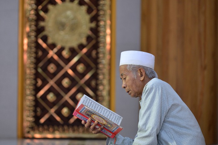 Umat Islam membaca Al Quran di kompleks Masjid Istiqlal, Jakarta, Minggu (3/4/2022). Membaca Al Quran (tadarus)  dilakukan umat Islam untuk meningkatkan ibadah selama bulan suci Ramadhan. ANTARA FOTO/Aditya Pradana Putra/YU