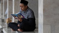 Membaca Al-Qur’an juga dapat meningkatkan derajat kita di mata Allah. ANTARA FOTO/Aditya Pradana Putra