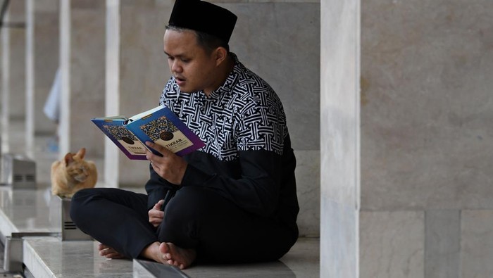 Umat Islam membaca Al Quran di kompleks Masjid Istiqlal, Jakarta, Minggu (3/4/2022). Membaca Al Quran (tadarus)  dilakukan umat Islam untuk meningkatkan ibadah selama bulan suci Ramadhan. ANTARA FOTO/Aditya Pradana Putra/YU