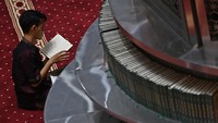 Membaca Al Quran di bulan Ramadan memiliki sejumlah keutamaan. Selain mendapatkan pahala berlipat ganda, kemuliaan akan datang bagi orang-orang yang membaca dan mengamalkan Al Quran. Tak hanya di dunia, Al Quran juga dapat menjadi penolong bagi para pembacanya di hari kiamat kelak. ANTARA FOTO/Aditya Pradana Putra