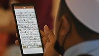 Selain ibadah puasa yang wajib hukumnya, pahala lebih besar dari hari biasa berlaku untuk semua amal ibadah selama bulan Ramadan. Satu di antara amal ibadah itu adalah membaca Al-Quran. ANTARA FOTO/Aditya Pradana Putra