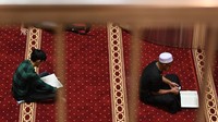 Ramadan merupakan bulan yang paling ditunggu kedatangannya oleh umat muslim. Hal ini dikarenakan, bulan Ramadan di dalamnya diyakini penuh berkah dan kebaikan. Umat Islam akan berlomba-lomba untuk meraih pahala sebanyak-banyaknya. ANTARA FOTO/Aditya Pradana Putra