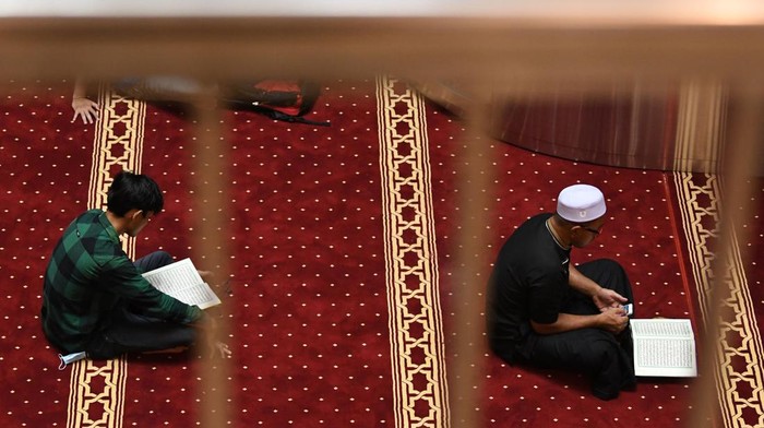 Berlomba-lomba Meraih Pahala di Bulan Puasa Umat Islam membaca Al Quran di kompleks Masjid Istiqlal, Jakarta, Minggu (3/4/2022). Membaca Al Quran (tadarus) dilakukan umat Islam untuk meningkatkan ibadah selama bulan suci Ramadhan. ANTARA FOTO/Aditya Pradana Putra/YU