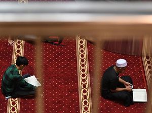 11 Adab Hari Jumat, Pakai Wewangian-Baca Surah Al Kahfi