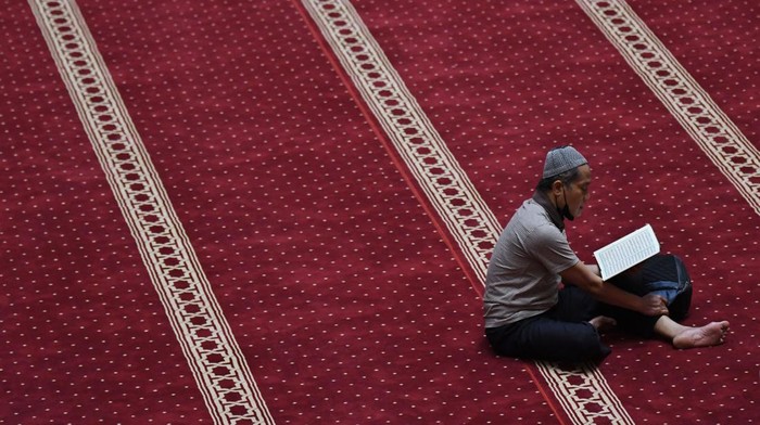 Berlomba-lomba Meraih Pahala di Bulan Puasa Umat Islam membaca Al Quran di kompleks Masjid Istiqlal, Jakarta, Minggu (3/4/2022). Membaca Al Quran (tadarus) dilakukan umat Islam untuk meningkatkan ibadah selama bulan suci Ramadhan. ANTARA FOTO/Aditya Pradana Putra/YU