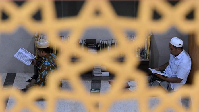 Umat Islam membaca Al Quran di kompleks Masjid Istiqlal, Jakarta, Minggu (3/4/2022). Membaca Al Quran (tadarus)  dilakukan umat Islam untuk meningkatkan ibadah selama bulan suci Ramadhan. ANTARA FOTO/Aditya Pradana Putra/YU