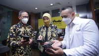 Direktur Digital Service Transformation & Information Technology Prodia Andri Hidayat, Direktur Business & Marketing Prodia Indriyanti Rafi Sukmawati dan Dokter Prodia Health Care Kramat dr. Rachmad Wishnu Hidayat, SpKO usai mengenalkan aplikasi Prodia for Doctor, Digital Diagnostic Partner di Laboratorium Klinik Prodia, Jalan Kramat Raya, Jakarta, Senin (4/4/2022). 