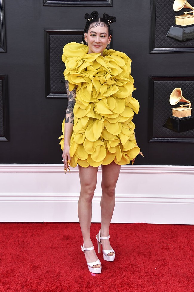 Penyanyi pendatang baru berdarah Korea-Amerika Michelle Zauner membuat debutnya di Grammy Awards dengan penampilan yang avant-garde. Little yellow dress dengan ruffle bertumpuk jadi andalan.  (Foto: Jordan Strauss/Invision/AP)