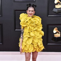 Penyanyi pendatang baru berdarah Korea-Amerika Michelle Zauner membuat debutnya di Grammy Awards dengan penampilan yang avant-garde. Little yellow dress dengan ruffle bertumpuk jadi andalan.  (Foto: Jordan Strauss/Invision/AP)
