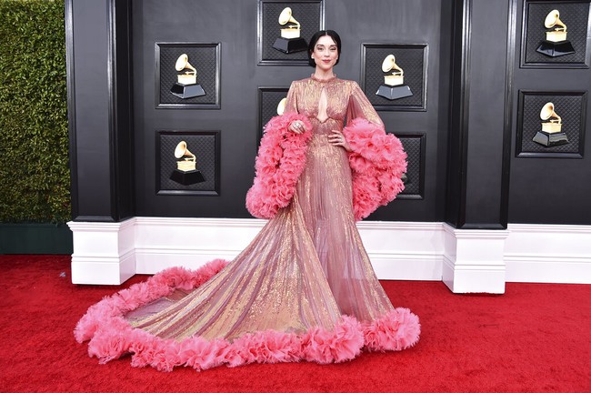 Grammy Awards adalah momen bagi para selebriti bersenang-senang dengan fashion tanpa meninggalkan kesan glamor. Seperti yang disajikan musisi St. Vincent dalam balutan gaun pink dengan aksen bulu-bulu nan dramatis dari Gucci ini. (Foto: Jordan Strauss/Invision/AP)
