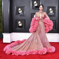 Grammy Awards adalah momen bagi para selebriti bersenang-senang dengan fashion tanpa meninggalkan kesan glamor. Seperti yang disajikan musisi St. Vincent dalam balutan gaun pink dengan aksen bulu-bulu nan dramatis dari Gucci ini. (Foto: Jordan Strauss/Invision/AP)