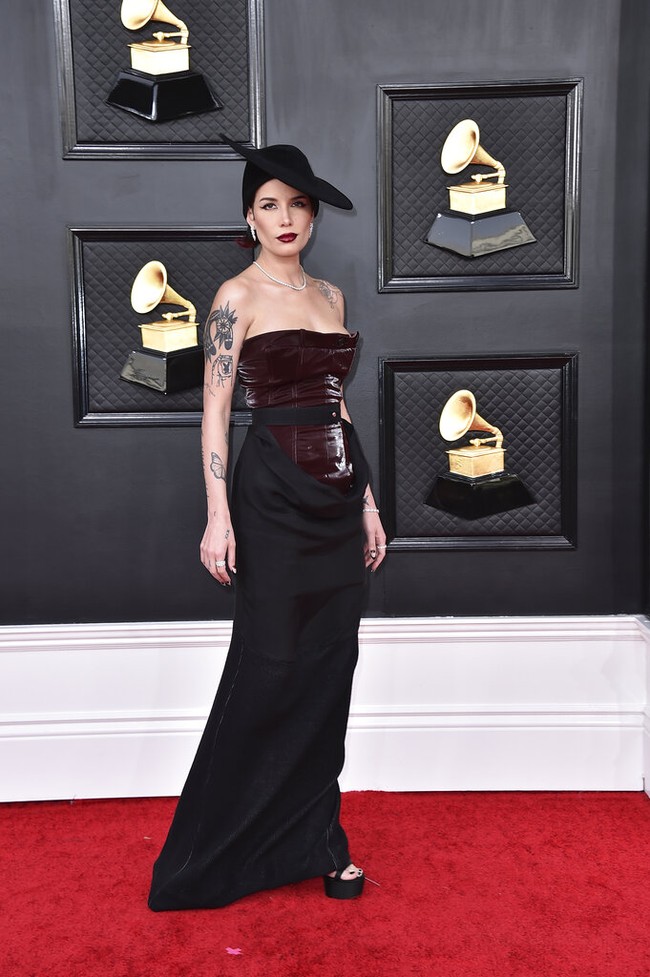 Halsey membawa old Hollywood glamour ke karpet merah Grammy Awards dengan gaun Pressiat yang dilengkapi topi bergaya vintage.(Foto: Jordan Strauss/Invision/AP)