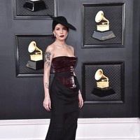 Halsey membawa old Hollywood glamour ke karpet merah Grammy Awards dengan gaun Pressiat yang dilengkapi topi bergaya vintage.(Foto: Jordan Strauss/Invision/AP)