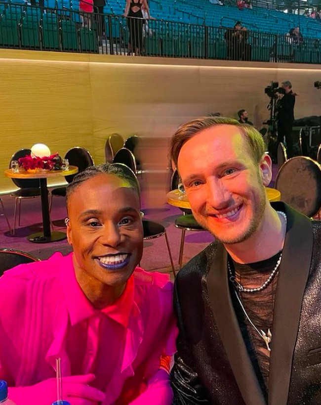 Untuk tatanan rambutnya dia mengepang rambutnya. Di acara tersebut, Billy ditemani oleh suaminya, Adam Smith. Foto: dok. Instagram/@theebillyporter