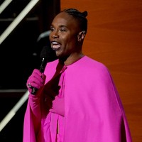 Di atas panggung, penampilan Billy tampak semakin cetar dengan tambahan cape panjang serta sarung tangan pink.  Foto: Chris Pizzello/Invision/AP/Chris Pizzello