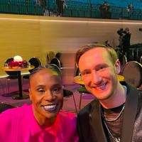 Untuk tatanan rambutnya dia mengepang rambutnya. Di acara tersebut, Billy ditemani oleh suaminya, Adam Smith. Foto: dok. Instagram/@theebillyporter