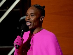 Jadi Sensasi, Billy Porter Pakai Baju Pink & Lipstik Ungu di Grammy Awards