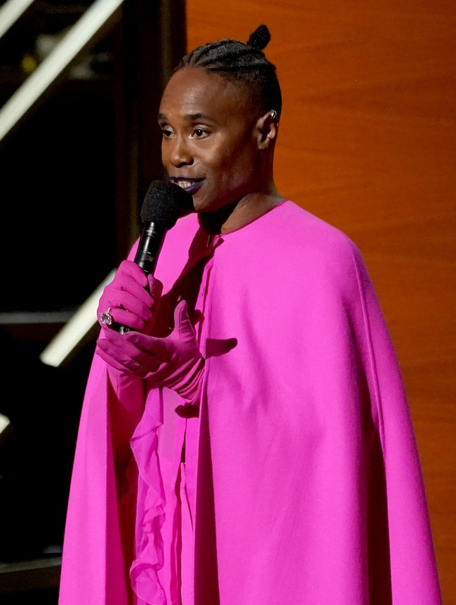 Di acara Grammy Awards, Billy didapuk untuk membacakan penghargaan untuk album R&B terbaik. Foto: Chris Pizzello/Invision/AP/Chris Pizzello