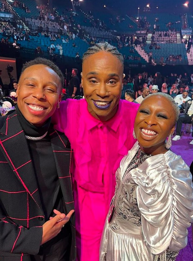 Penampilannya pun semakin eksentrik dengan pulasan lipstik warna ungu. Billy tampak begitu percaya diri dengan penampilannya malam itu. Foto: dok. Instagram/@theebillyporter