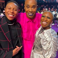 Penampilannya pun semakin eksentrik dengan pulasan lipstik warna ungu. Billy tampak begitu percaya diri dengan penampilannya malam itu. Foto: dok. Instagram/@theebillyporter