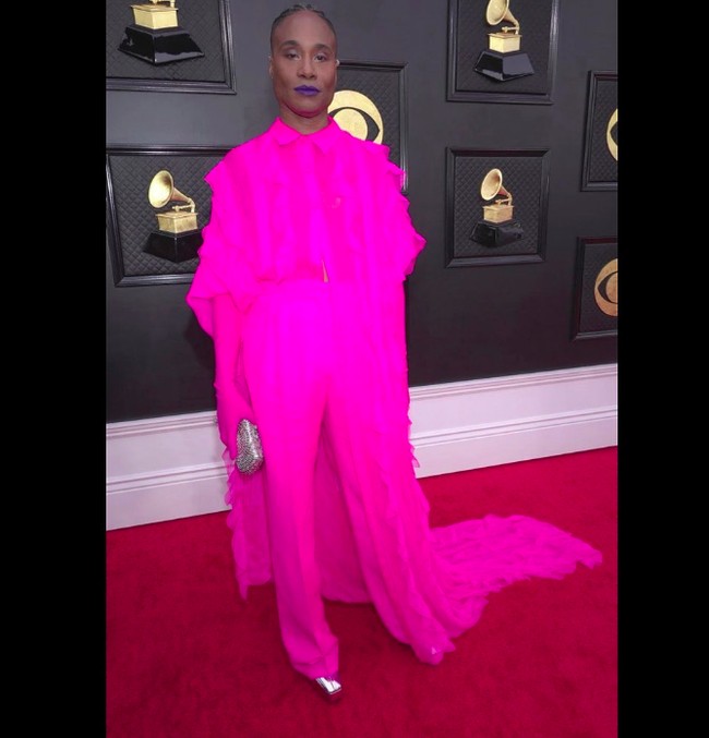 Aktor 52 tahun itu tampil memakai busana wanita. Dia Menggunakan blouse ruffled warna pink fuchsia. Dipadankan dengan celana warna senada. Gaya femininnya tersebut dipadankan dengan clutch silver. Foto: dok. Instagram/@theebillyporter