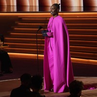 Aktor Billy Porter memang dikenal selalu tampil maksimal jika hadir di karpet merah. Penampilannya di Grammy Awards ke-64 di Las Vegas, Minggu (3/4/2022) juga terlihat begitu heboh. Foto: Chris Pizzello/Invision/AP/Chris Pizzello