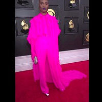 Aktor 52 tahun itu tampil memakai busana wanita. Dia Menggunakan blouse ruffled warna pink fuchsia. Dipadankan dengan celana warna senada. Gaya femininnya tersebut dipadankan dengan clutch silver. Foto: dok. Instagram/@theebillyporter