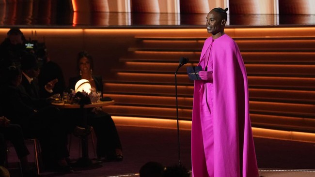 Aktor Billy Porter memang dikenal selalu tampil maksimal jika hadir di karpet merah. Penampilannya di Grammy Awards ke-64 di Las Vegas, Minggu (3/4/2022) juga terlihat begitu heboh. Foto: Chris Pizzello/Invision/AP/Chris Pizzello