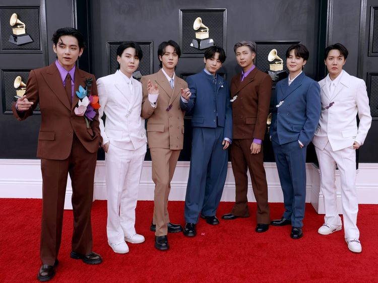 BTS Bersinar di Karpet Merah Grammy Awards 2022