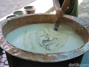 Legendaris! Bubur Muhdor Sejak 1937 Dibagikan Gratis di Masjid Tuban
