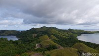 Walau detikcom tidak sampai puncak, pemandangan yang kami dapatpun sudah membuat kami terkesima. Hamparan perbukitan hijau yang berundak-undak dan juga lautan Labuan Bajo membuat epik di dalam kamera.