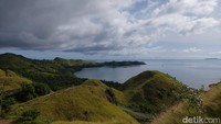Beberapa waktu lalu detikcom datang ke Labuan Bajo dan berkunjung ke Bukit Sylvia. Lokasinya tidak terlalu jauh kok dari pusat Kota Labuan Bajo, sekitar 10 menitan saja dengan motor.