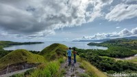 Di Bukit Sylvia juga terdapat spot untuk melihat pemandangan laut. Untuk spot ini kamu tidak perlu mendaki. Dari parkiran kamu hanya perlu jalan saja sebentar dan terlihatlah spot ini. Epik!