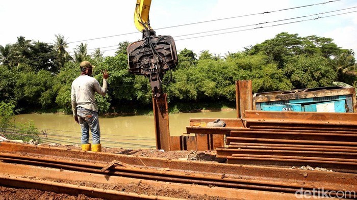 Bulan Ramadan, Perbaikan Tanggul Jebol di Bekasi Tetap Digencarkan Perbaikan tanggul turap kali Bekasi terus digencarkan di bulan Ramadan. Diketahui, turap ini jebol saat banjir melanda kawasan Bekasi pada Februari 2022 lalu.