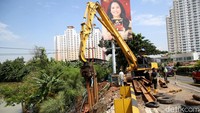 Tanggul turap yang jebol ini sepanjang kurang lebih 30 meter.