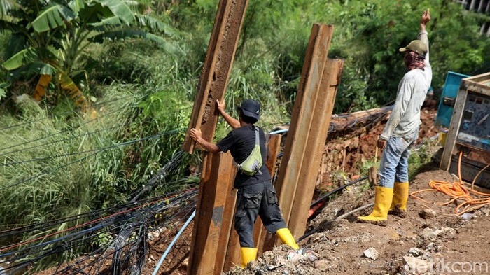 Perbaikan tanggul turap kali Bekasi terus digencarkan di bulan Ramadan. Diketahui, turap ini jebol saat banjir melanda kawasan Bekasi pada Februari 2022 lalu.